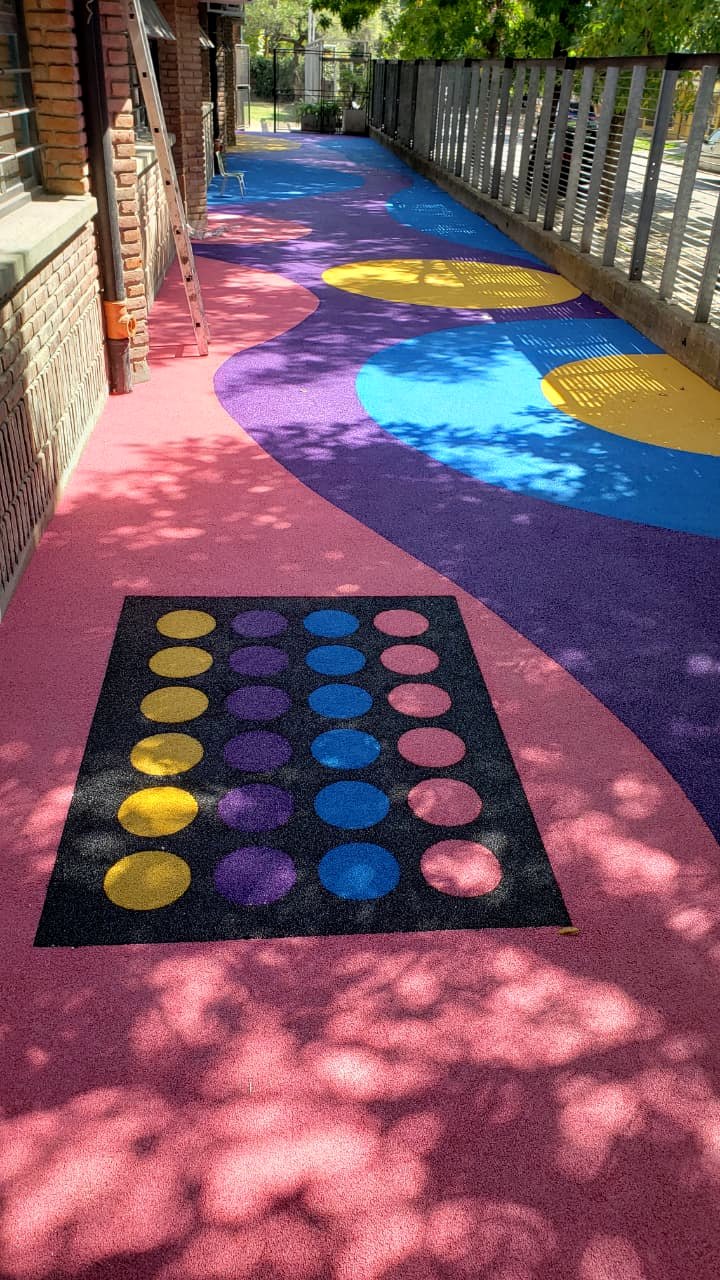 Juego integrado en patio de club
