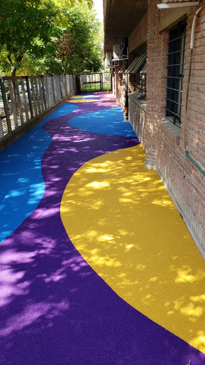 Detalle de colores en patio de club