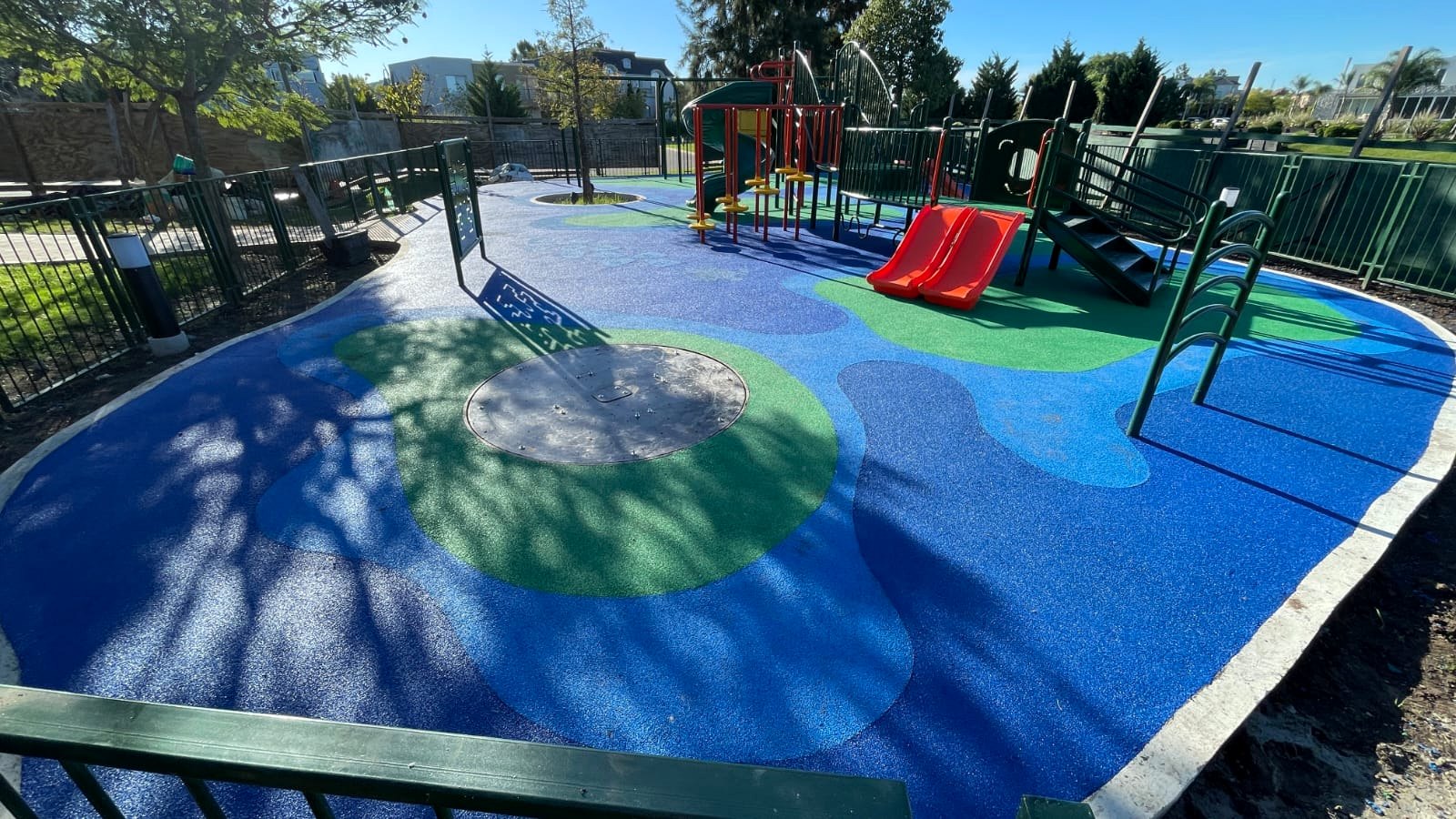 Vista amplia de plaza de juegos temática marina