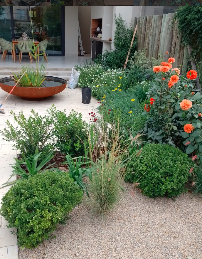 Cantero florido junto a patio