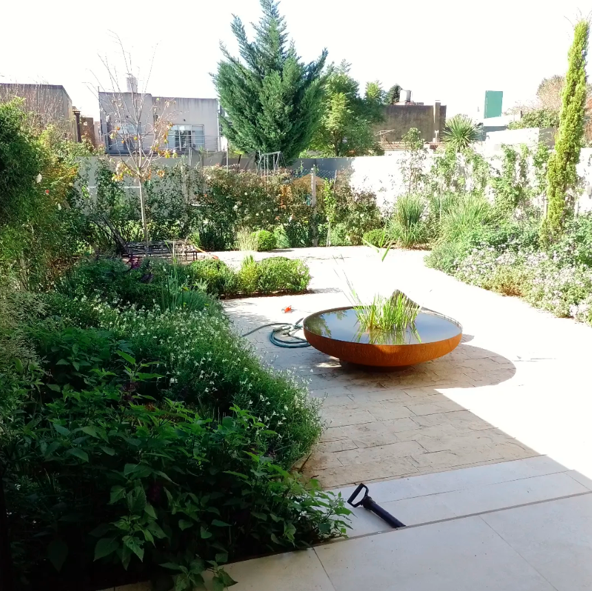 Patio amplio con espejo de agua central