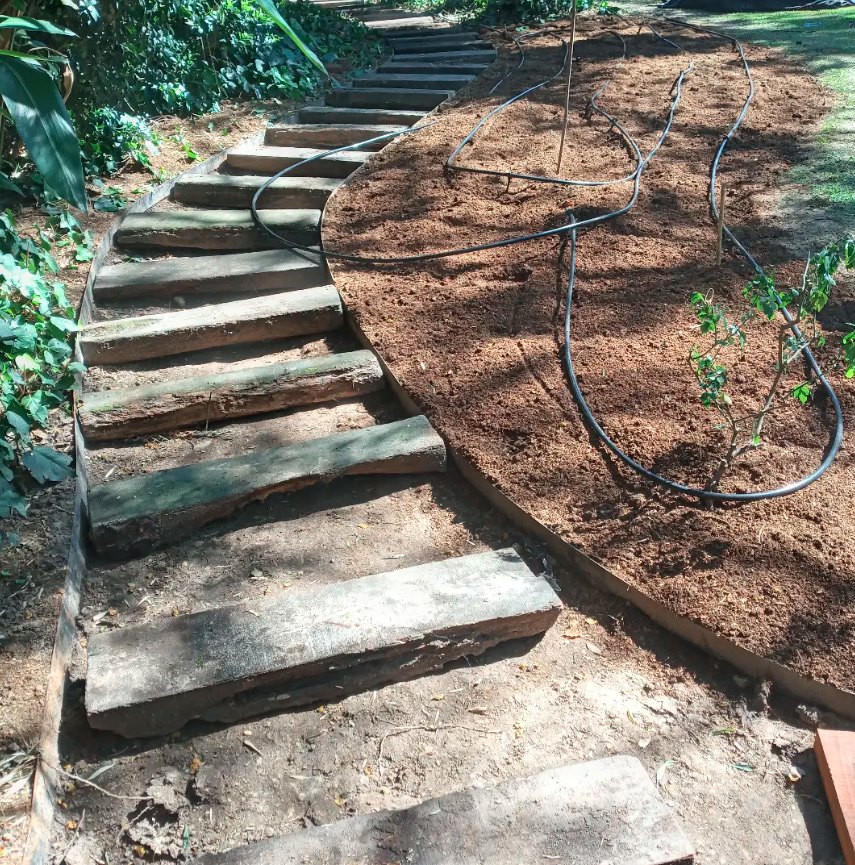 Sendero con durmientes de quebracho